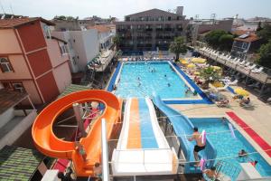 uma vista superior de uma piscina com pessoas nela em Ozkaptan Aqua Otel em Marmara