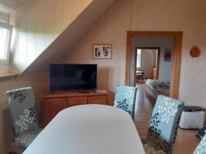 Televisor o centre d'entreteniment de Cosy flat on a family friendly holiday farm in northern Hesse