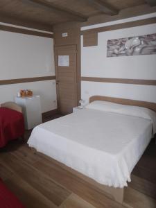 una camera con letto bianco di LE CERQUE a Spoleto