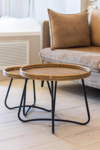 a rattan coffee table in front of a couch at בית חוף מושלם עם גקוזי ומרפסת - Beachside Bliss W jacuzzi in Haifa