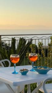 - une table blanche avec deux verres à vin dans l'établissement Miramare Castellabate, à Santa Maria di Castellabate