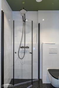 a bathroom with a shower with a glass door at Hangon Asema 14 in Hanko