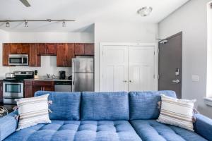 Kuchyň nebo kuchyňský kout v ubytování CozySuites Music Row Modern 1BR w free parking 17