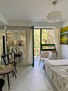 ein Schlafzimmer mit einem Bett und ein Wohnzimmer in der Unterkunft Mirror Apartment in Serock