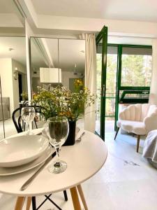 una mesa blanca con dos copas de vino encima en Mirror Apartment, en Serock