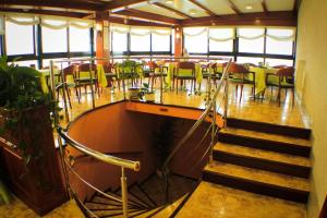 Habitación con mesa, sillas y escaleras. en Hotel Stellamaris, en Combarro