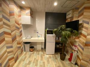 uma cozinha com um frigorífico branco e um lavatório em Hotel Jungle fun fun - Vacation STAY 14231 em Osaka