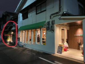 uma frente de loja com um círculo vermelho em frente a um edifício em Hotel Jungle fun fun - Vacation STAY 14231 em Osaka
