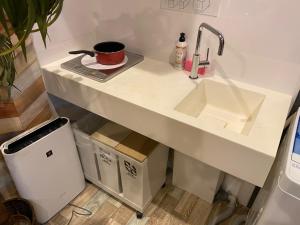 um balcão de cozinha com um lavatório e um vaso num prato em Hotel Jungle fun fun - Vacation STAY 14231 em Osaka