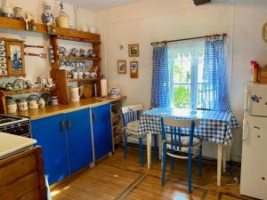 una cocina con una mesa y sillas azules y una ventana en Chalet Gaïa, en Międzybrodzie Żywieckie