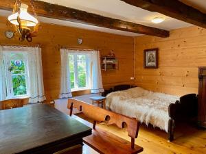 1 dormitorio con 1 cama grande en una cabaña de madera en Chalet Gaïa, en Międzybrodzie Żywieckie