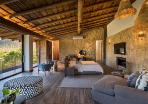 Postel nebo postele na pokoji v ubytování Babohi at Qwabi Private Game Reserve by NEWMARK + 37 fotografií