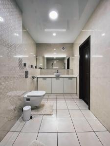 a bathroom with a toilet and a sink at 2-к студія у Центрі біля Стадіону та Корпусного саду - Мережа HELEN in Poltava