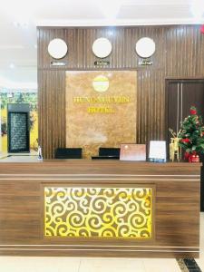 ハロンにあるHưng Nguyễn Hotelの受付のあるホテルのロビー