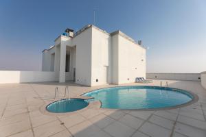 Bazén v ubytování Charming Condo With Balcony In The Heart of JLT nebo v jeho okolí