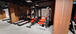 un gimnasio con una fila de máquinas de ejercicio en Apartment No 235, en Gdansk