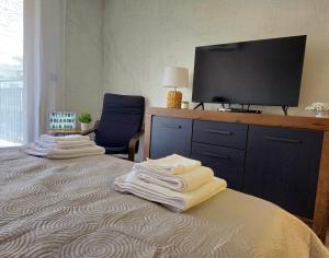 um quarto de hotel com uma cama com toalhas em Rea Home Apartment em Sófia