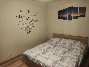 una camera con un letto e alcune immagini sul muro di Maison Plan Praz a Gressan
