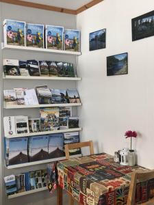 a room with a table and a shelf of books at 2/4 persoons stuga lyx in Hammarstrand