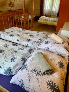2 poduszki na łóżku w pokoju w obiekcie Chatka Valaška w Tierchowej