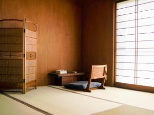 Habitación con silla, escritorio y ventana en Fan Bingbing - Vacation STAY 22990v, en Goto