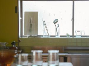 una cocina con una ventana con utensilios en una encimera en Fan Bingbing - Vacation STAY 22990v, en Goto