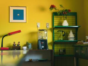 una cucina con bancone e parete gialla di Fan Bingbing - Vacation STAY 22990v a Goto