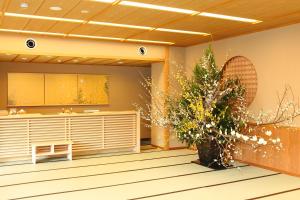 um lobby de um edifício com uma planta em Kifuno Sato em Mimasaka