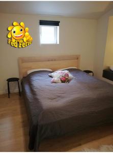 ein Schlafzimmer mit einem Bett mit einem gelben Smiley an der Wand in der Unterkunft Søhuset in Viborg