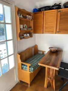 Cette chambre dispose d'un banc avec une table et une fenêtre. dans l'établissement Auron Chalet Casanova centre et pistes à pied, à Saint-Étienne-de-Tinée