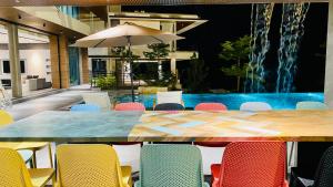 una mesa y sillas con una piscina en el fondo en Moon Villa C27 Tam Đảo Golf & Resort Biệt thự 7 phòng ngủ rộng 1300m2 trong sân Golf Tam Đảo, en Tam Ðảo