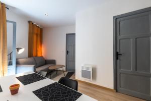 Zimmer mit einer schwarzen Tür und einem Wohnzimmer in der Unterkunft Appartement moderne et élégant quartier Saint-Jean Perpignan in Perpignan