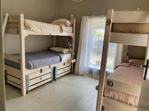 Giường trong phòng chung tại Cozy Corner Backpackers