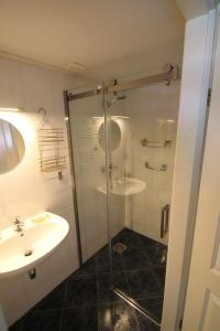 Ένα μπάνιο στο Karin's kruidenhoeve appartement Goudsbloem +20 φωτογραφίες
