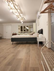 Schlafzimmer mit einem Bett und Holzboden in der Unterkunft Casa Crognale in Lanciano