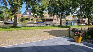 a park with a fence and a flower pot at Fenix Edam in Edam