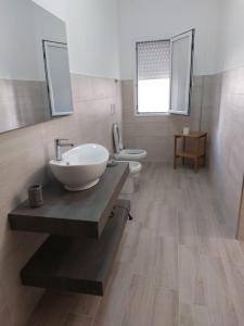 uma casa de banho com 2 lavatórios e 2 WC em Una Rosa Blu em Valderice