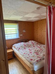 małą sypialnię z łóżkiem w domu w obiekcie Ferienhäuser Ingrid Peters w mieście Glowe