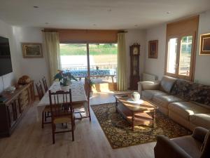 sala de estar con sofá y mesa en Casa Rural Aliberch en Muntanyola