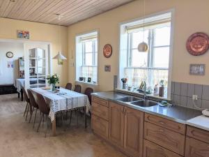 Kuchyň nebo kuchyňský kout v ubytování ved Havet - Listed, Bornholm