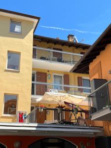 budynek z balkonem z parasolem w obiekcie Appartamento Capri w Arco