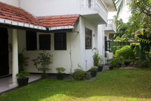 una casa bianca con piante in un cortile di Airport Gateway Residence a Negombo