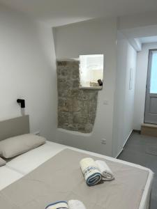 ein Schlafzimmer mit einem Bett mit zwei Handtüchern darauf in der Unterkunft Radunica old town - Studio apartment 1 in Split