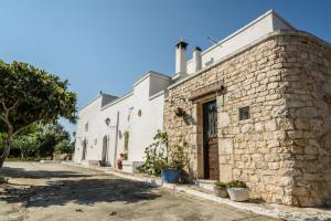 a stone building with a tree in front of it at B&b Cinque Stalle in Monopoli