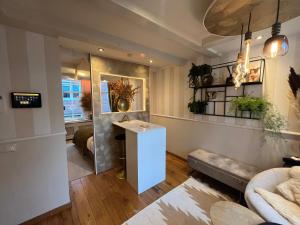 uma sala de estar com uma mesa e um sofá em The Enlightened House Luxury Suites em Amsterdã