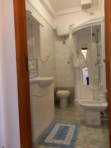 een badkamer met een wastafel en een toilet bij casa Aurelia Ulassai 6 posti letto in Ulassai