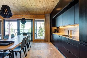 Kuchyň nebo kuchyňský kout v ubytování Saunamäki Resort K - Luxury Designer Seafront Villa