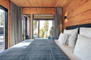 Postel nebo postele na pokoji v ubytování Saunamäki Resort K - Luxury Designer Seafront Villa