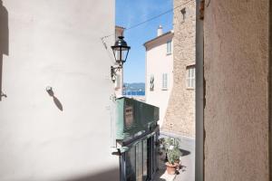 - une vue sur une rue depuis un bâtiment avec un éclairage de rue dans l'établissement SOFIA, appartement centre-ville, à Saint-Tropez