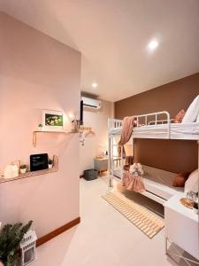 Kuchyň nebo kuchyňský kout v ubytování Por poshtel Kanchanaburi